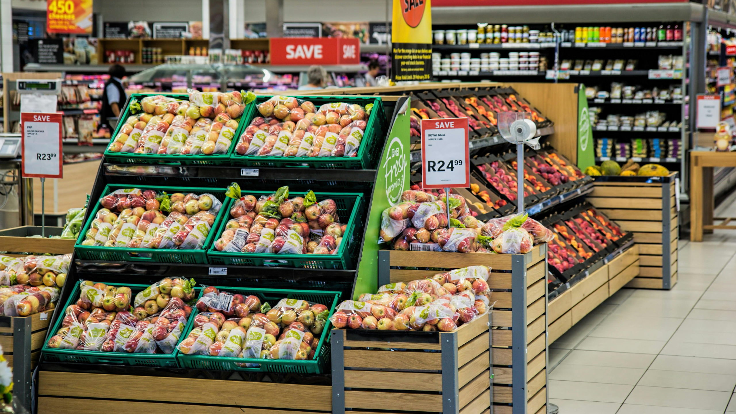 Supermercado com indicadores de valor e promoção na imagem