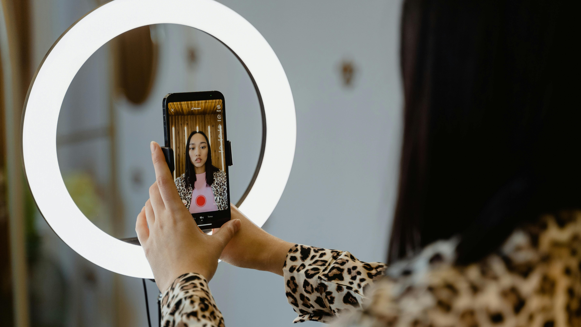 A cena representa uma prática comum no varejo moderno: a criação de conteúdo digital para atrair e engajar consumidores nas redes sociais.