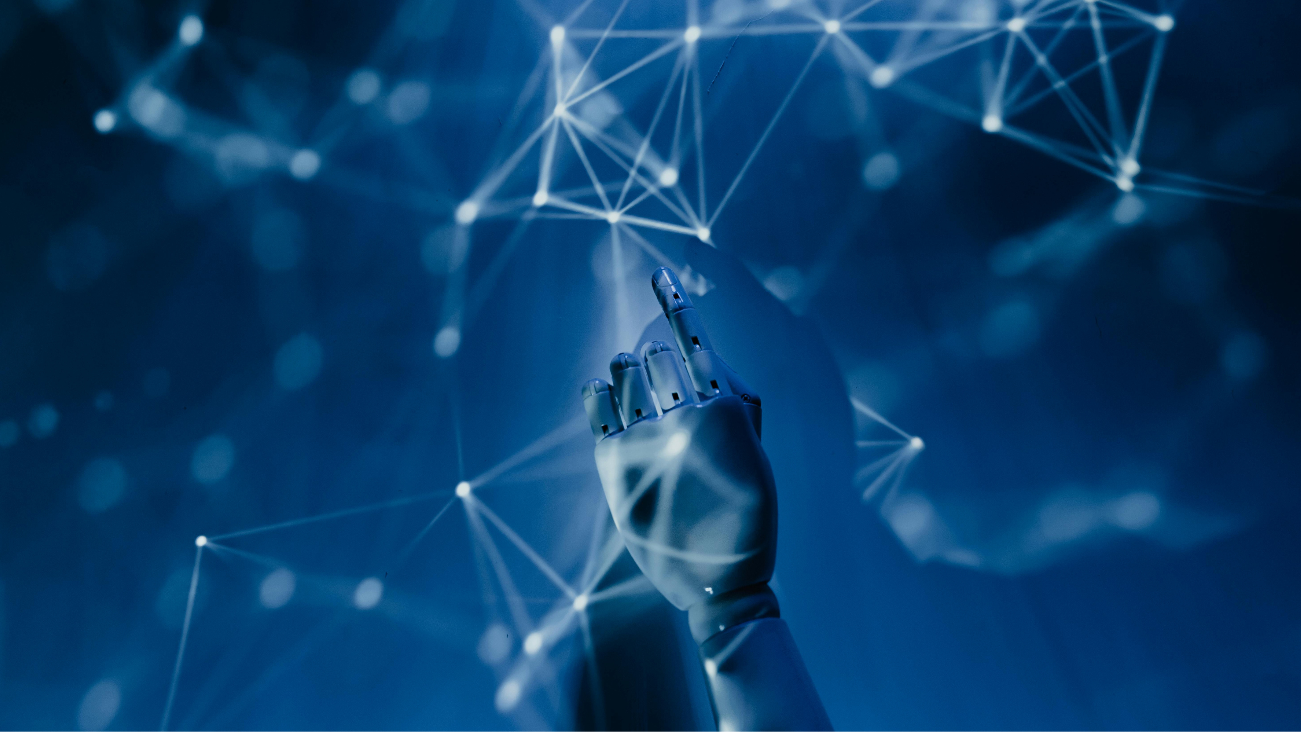 Mão de robô tocando elementos no céu, com destaque para CRM e preenchimento automático em uma tela azul com linhas, ressaltando a importância da IA no gerenciamento de CRM.
