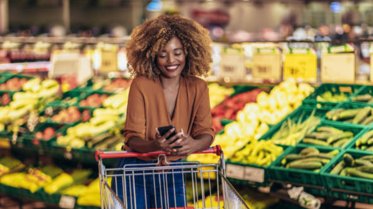 Mulher olha celular e as tendencias no varejo em 2025